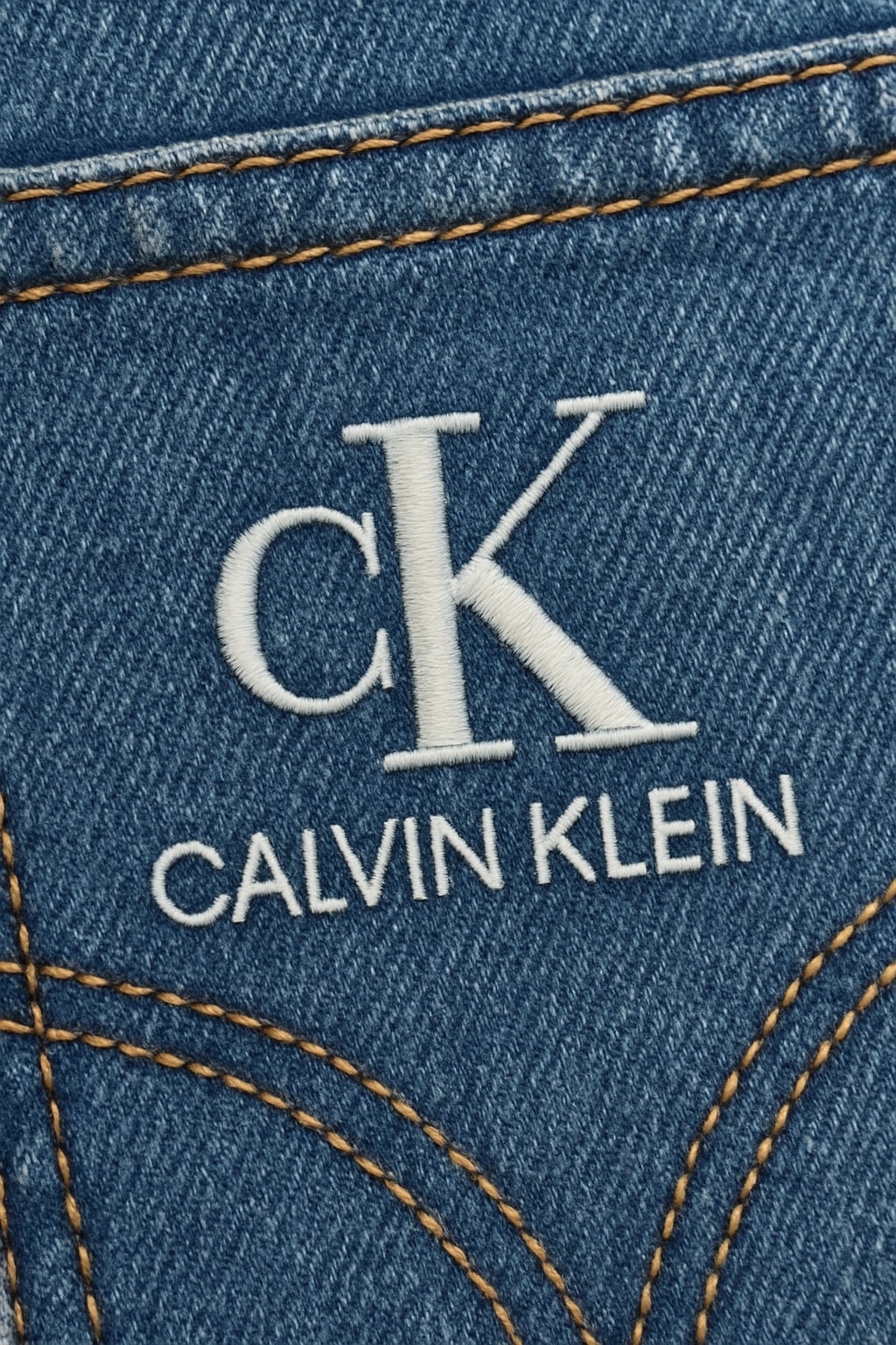 Детали логотипа и швов Calvin Klein
